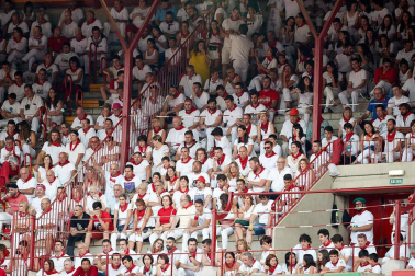 Público asistente a la Plaza de Toros de Pamplona durante la séptima corrida de la Feria del Toro 2019 con la ganadería de La Palmosilla para los diestros José Garrido, Luis David Adame y Javier Marín
