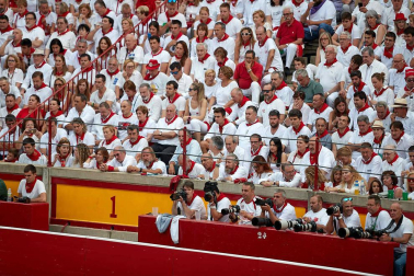 Público asistente a la Plaza de Toros de Pamplona durante la séptima corrida de la Feria del Toro 2019 con la ganadería de La Palmosilla para los diestros José Garrido, Luis David Adame y Javier Marín