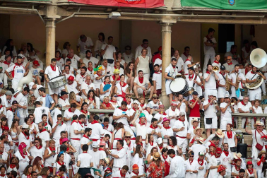 Público asistente a la Plaza de Toros de Pamplona durante la séptima corrida de la Feria del Toro 2019 con la ganadería de La Palmosilla para los diestros José Garrido, Luis David Adame y Javier Marín