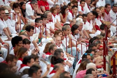 Público asistente a la Plaza de Toros de Pamplona durante la séptima corrida de la Feria del Toro 2019 con la ganadería de La Palmosilla para los diestros José Garrido, Luis David Adame y Javier Marín