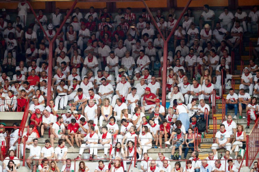 Público asistente a la Plaza de Toros de Pamplona durante la séptima corrida de la Feria del Toro 2019 con la ganadería de La Palmosilla para los diestros José Garrido, Luis David Adame y Javier Marín