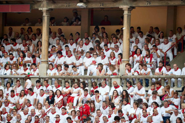 Público asistente a la Plaza de Toros de Pamplona durante la séptima corrida de la Feria del Toro 2019 con la ganadería de La Palmosilla para los diestros José Garrido, Luis David Adame y Javier Marín