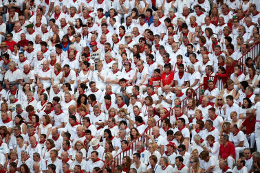 Público asistente a la Plaza de Toros de Pamplona durante la séptima corrida de la Feria del Toro 2019 con la ganadería de La Palmosilla para los diestros José Garrido, Luis David Adame y Javier Marín