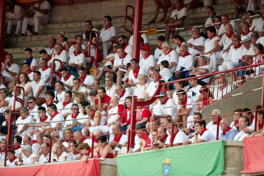 Público asistente a la Plaza de Toros de Pamplona durante la séptima corrida de la Feria del Toro 2019 con la ganadería de La Palmosilla para los diestros José Garrido, Luis David Adame y Javier Marín