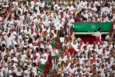 Público asistente a la Plaza de Toros de Pamplona durante la séptima corrida de la Feria del Toro 2019 con la ganadería de La Palmosilla para los diestros José Garrido, Luis David Adame y Javier Marín