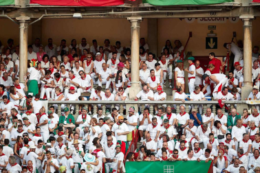Público asistente a la Plaza de Toros de Pamplona durante la séptima corrida de la Feria del Toro 2019 con la ganadería de La Palmosilla para los diestros José Garrido, Luis David Adame y Javier Marín