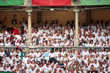 Público asistente a la Plaza de Toros de Pamplona durante la séptima corrida de la Feria del Toro 2019 con la ganadería de La Palmosilla para los diestros José Garrido, Luis David Adame y Javier Marín