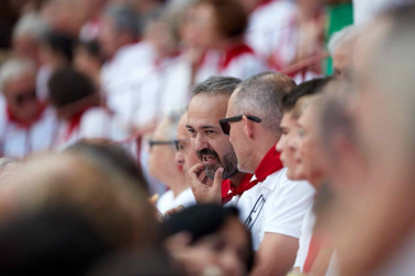Público asistente a la Plaza de Toros de Pamplona durante la séptima corrida de la Feria del Toro 2019 con la ganadería de La Palmosilla para los diestros José Garrido, Luis David Adame y Javier Marín
