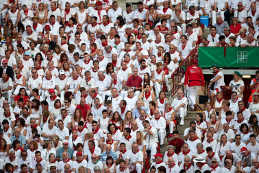Público asistente a la Plaza de Toros de Pamplona durante la séptima corrida de la Feria del Toro 2019 con la ganadería de La Palmosilla para los diestros José Garrido, Luis David Adame y Javier Marín