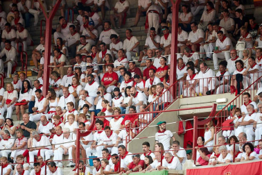 Público asistente a la Plaza de Toros de Pamplona durante la séptima corrida de la Feria del Toro 2019 con la ganadería de La Palmosilla para los diestros José Garrido, Luis David Adame y Javier Marín