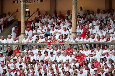 Público asistente a la Plaza de Toros de Pamplona durante la séptima corrida de la Feria del Toro 2019 con la ganadería de La Palmosilla para los diestros José Garrido, Luis David Adame y Javier Marín