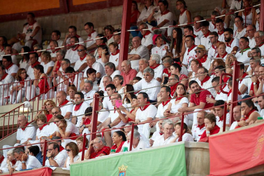 Público asistente a la Plaza de Toros de Pamplona durante la séptima corrida de la Feria del Toro 2019 con la ganadería de La Palmosilla para los diestros José Garrido, Luis David Adame y Javier Marín