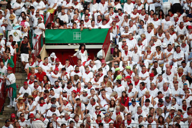 Público asistente a la Plaza de Toros de Pamplona durante la séptima corrida de la Feria del Toro 2019 con la ganadería de La Palmosilla para los diestros José Garrido, Luis David Adame y Javier Marín