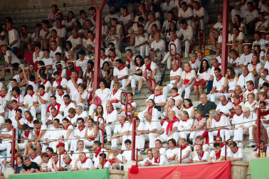Público asistente a la Plaza de Toros de Pamplona durante la séptima corrida de la Feria del Toro 2019 con la ganadería de La Palmosilla para los diestros José Garrido, Luis David Adame y Javier Marín