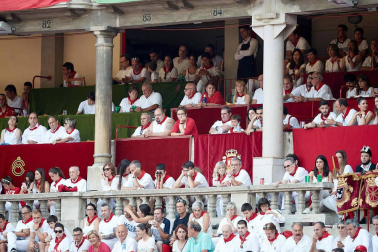 Público asistente a la Plaza de Toros de Pamplona durante la séptima corrida de la Feria del Toro 2019 con la ganadería de La Palmosilla para los diestros José Garrido, Luis David Adame y Javier Marín