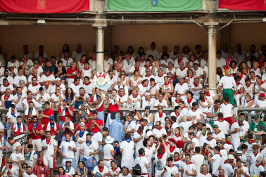 Público asistente a la Plaza de Toros de Pamplona durante la séptima corrida de la Feria del Toro 2019 con la ganadería de La Palmosilla para los diestros José Garrido, Luis David Adame y Javier Marín