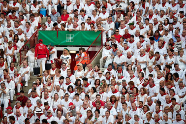 Público asistente a la Plaza de Toros de Pamplona durante la séptima corrida de la Feria del Toro 2019 con la ganadería de La Palmosilla para los diestros José Garrido, Luis David Adame y Javier Marín