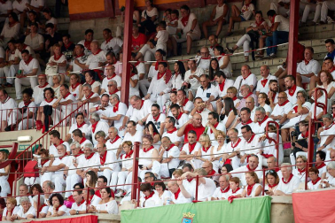 Público asistente a la Plaza de Toros de Pamplona durante la séptima corrida de la Feria del Toro 2019 con la ganadería de La Palmosilla para los diestros José Garrido, Luis David Adame y Javier Marín