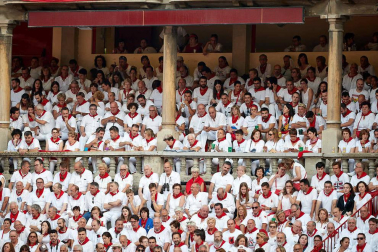 Público asistente a la Plaza de Toros de Pamplona durante la séptima corrida de la Feria del Toro 2019 con la ganadería de La Palmosilla para los diestros José Garrido, Luis David Adame y Javier Marín