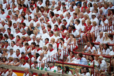 Público asistente a la Plaza de Toros de Pamplona durante la séptima corrida de la Feria del Toro 2019 con la ganadería de La Palmosilla para los diestros José Garrido, Luis David Adame y Javier Marín