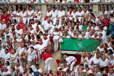 Público asistente a la Plaza de Toros de Pamplona durante la séptima corrida de la Feria del Toro 2019 con la ganadería de La Palmosilla para los diestros José Garrido, Luis David Adame y Javier Marín