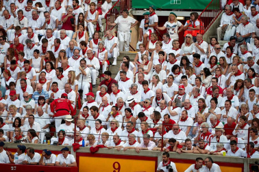 Público asistente a la Plaza de Toros de Pamplona durante la séptima corrida de la Feria del Toro 2019 con la ganadería de La Palmosilla para los diestros José Garrido, Luis David Adame y Javier Marín
