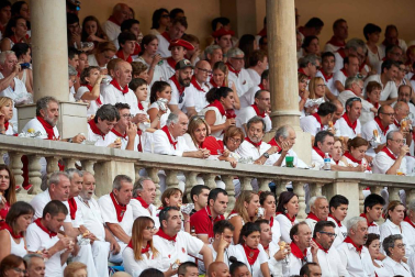 Público asistente a la Plaza de Toros de Pamplona durante la séptima corrida de la Feria del Toro 2019 con la ganadería de La Palmosilla para los diestros José Garrido, Luis David Adame y Javier Marín