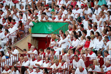 Público asistente a la Plaza de Toros de Pamplona durante la séptima corrida de la Feria del Toro 2019 con la ganadería de La Palmosilla para los diestros José Garrido, Luis David Adame y Javier Marín