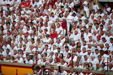 Público asistente a la Plaza de Toros de Pamplona durante la séptima corrida de la Feria del Toro 2019 con la ganadería de La Palmosilla para los diestros José Garrido, Luis David Adame y Javier Marín