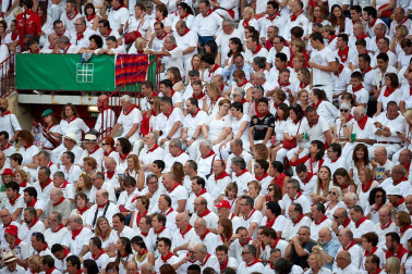 Público asistente a la Plaza de Toros de Pamplona durante la séptima corrida de la Feria del Toro 2019 con la ganadería de La Palmosilla para los diestros José Garrido, Luis David Adame y Javier Marín