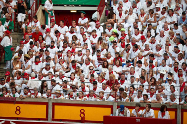 Público asistente a la Plaza de Toros de Pamplona durante la séptima corrida de la Feria del Toro 2019 con la ganadería de La Palmosilla para los diestros José Garrido, Luis David Adame y Javier Marín