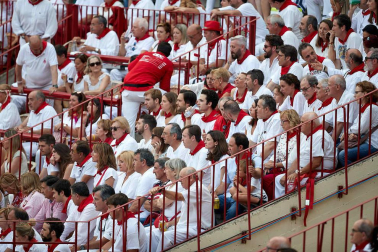 Público asistente a la Plaza de Toros de Pamplona durante la séptima corrida de la Feria del Toro 2019 con la ganadería de La Palmosilla para los diestros José Garrido, Luis David Adame y Javier Marín