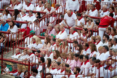 Público asistente a la Plaza de Toros de Pamplona durante la séptima corrida de la Feria del Toro 2019 con la ganadería de La Palmosilla para los diestros José Garrido, Luis David Adame y Javier Marín