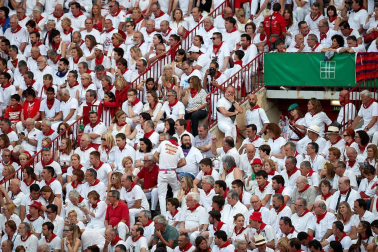 Público asistente a la Plaza de Toros de Pamplona durante la séptima corrida de la Feria del Toro 2019 con la ganadería de La Palmosilla para los diestros José Garrido, Luis David Adame y Javier Marín