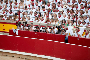 Público asistente a la Plaza de Toros de Pamplona durante la séptima corrida de la Feria del Toro 2019 con la ganadería de La Palmosilla para los diestros José Garrido, Luis David Adame y Javier Marín