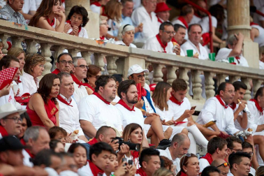 Público asistente a la Plaza de Toros de Pamplona durante la séptima corrida de la Feria del Toro 2019 con la ganadería de La Palmosilla para los diestros José Garrido, Luis David Adame y Javier Marín