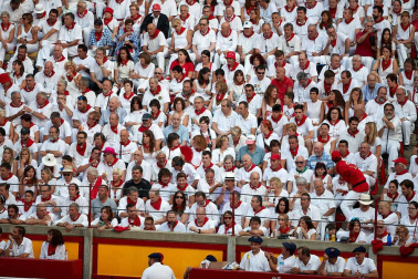 Público asistente a la Plaza de Toros de Pamplona durante la séptima corrida de la Feria del Toro 2019 con la ganadería de La Palmosilla para los diestros José Garrido, Luis David Adame y Javier Marín
