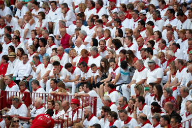 Público asistente a la Plaza de Toros de Pamplona durante la séptima corrida de la Feria del Toro 2019 con la ganadería de La Palmosilla para los diestros José Garrido, Luis David Adame y Javier Marín
