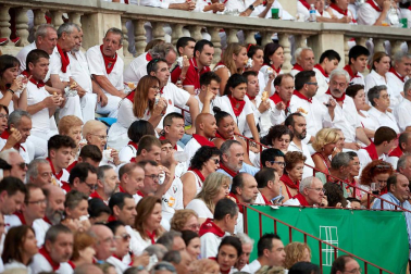 Público asistente a la Plaza de Toros de Pamplona durante la séptima corrida de la Feria del Toro 2019 con la ganadería de La Palmosilla para los diestros José Garrido, Luis David Adame y Javier Marín