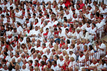 Público asistente a la Plaza de Toros de Pamplona durante la séptima corrida de la Feria del Toro 2019 con la ganadería de La Palmosilla para los diestros José Garrido, Luis David Adame y Javier Marín