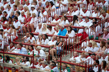 Público asistente a la Plaza de Toros de Pamplona durante la séptima corrida de la Feria del Toro 2019 con la ganadería de La Palmosilla para los diestros José Garrido, Luis David Adame y Javier Marín