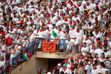 Público asistente a la Plaza de Toros de Pamplona durante la séptima corrida de la Feria del Toro 2019 con la ganadería de La Palmosilla para los diestros José Garrido, Luis David Adame y Javier Marín