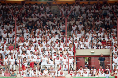 Público asistente a la Plaza de Toros de Pamplona durante la séptima corrida de la Feria del Toro 2019 con la ganadería de La Palmosilla para los diestros José Garrido, Luis David Adame y Javier Marín