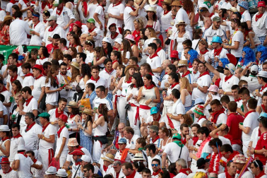 Público asistente a la Plaza de Toros de Pamplona durante la séptima corrida de la Feria del Toro 2019 con la ganadería de La Palmosilla para los diestros José Garrido, Luis David Adame y Javier Marín