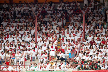 Público asistente a la Plaza de Toros de Pamplona durante la séptima corrida de la Feria del Toro 2019 con la ganadería de La Palmosilla para los diestros José Garrido, Luis David Adame y Javier Marín