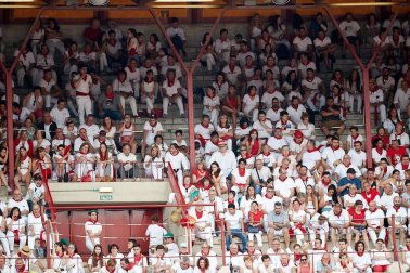 Público asistente a la Plaza de Toros de Pamplona durante la séptima corrida de la Feria del Toro 2019 con la ganadería de La Palmosilla para los diestros José Garrido, Luis David Adame y Javier Marín