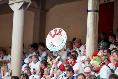 Público asistente a la Plaza de Toros de Pamplona durante la séptima corrida de la Feria del Toro 2019 con la ganadería de La Palmosilla para los diestros José Garrido, Luis David Adame y Javier Marín