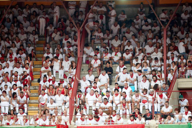 Público asistente a la Plaza de Toros de Pamplona durante la séptima corrida de la Feria del Toro 2019 con la ganadería de La Palmosilla para los diestros José Garrido, Luis David Adame y Javier Marín