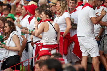 Público asistente a la Plaza de Toros de Pamplona durante la séptima corrida de la Feria del Toro 2019 con la ganadería de La Palmosilla para los diestros José Garrido, Luis David Adame y Javier Marín
