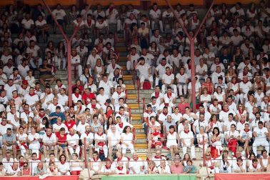 Público asistente a la Plaza de Toros de Pamplona durante la séptima corrida de la Feria del Toro 2019 con la ganadería de La Palmosilla para los diestros José Garrido, Luis David Adame y Javier Marín